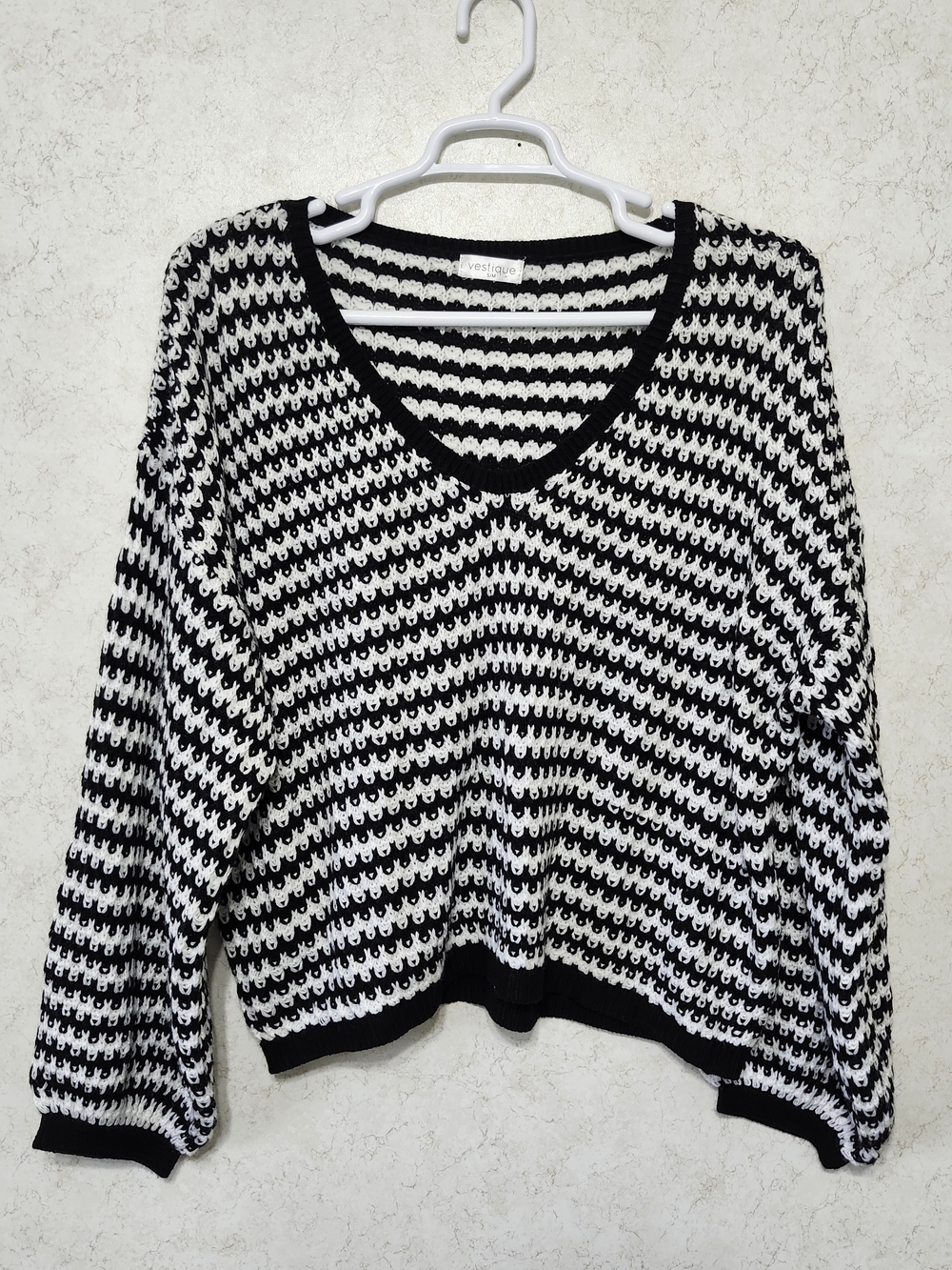 Ladies Small/Medium Oversized V-Neck Knit Long Puff Sleeve Arlington Sweater